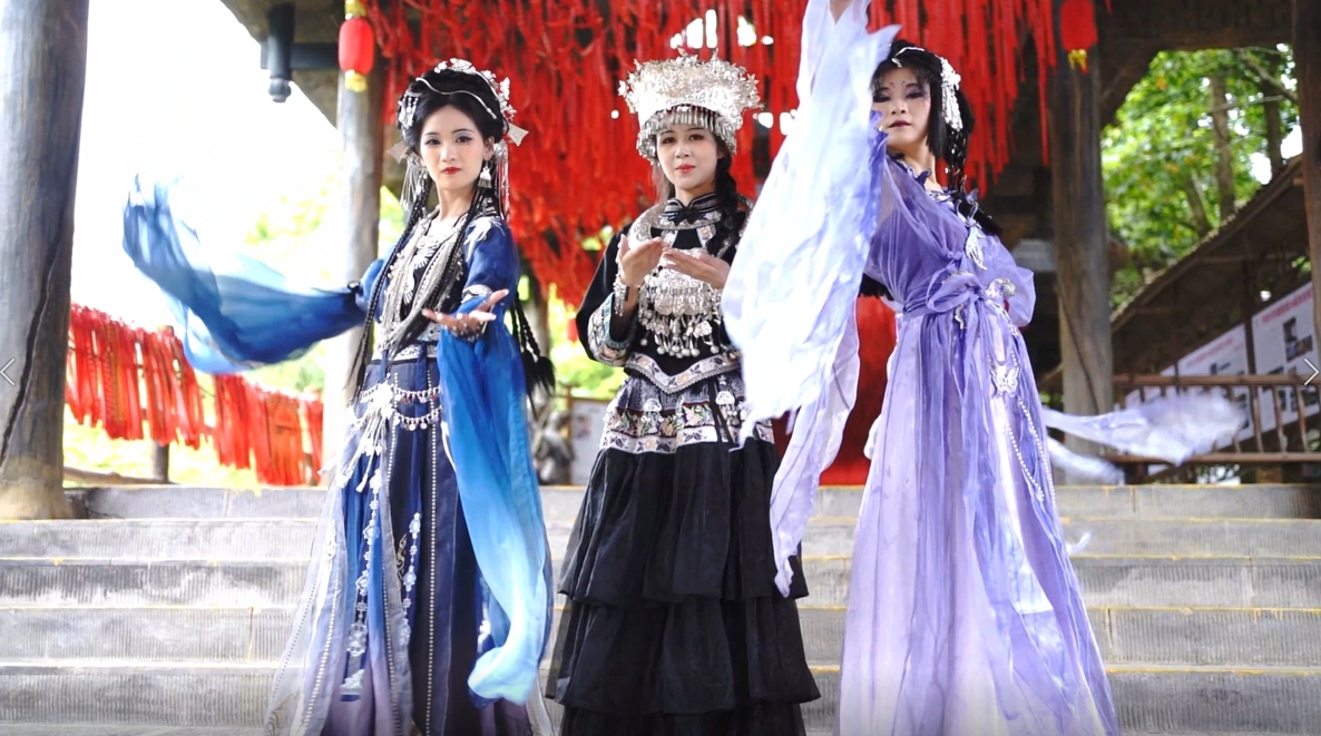 阿依河的夏天在召唤，”浪“起水花、”悦“享山歌、”醉“在苗乡！与娇阿依一起相约阿依河#阿依河漂流 #非遗娇阿依 #阿依河景区@重庆文旅集团