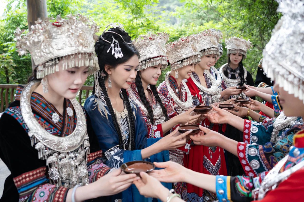 阿依河景区|资深明星向云领衔，新加坡团畅游巴渝山水