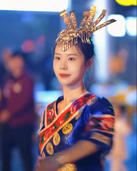 牵手娇阿依| 当山风穿过娇阿依们绣满传说的衣摆，我听见了比语言更古老的韵律~#非遗娇阿依#民族风#阿依河景区