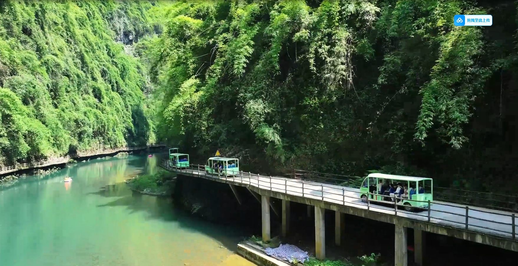 谁还没来体验过阿依河的疯狂“过山车”吗？转弯处尖叫开启，这趟疯玩，把夏天的躁都甩在风的身后！#夏日出逃指南 #很哇塞的周末#夏日出逃好去处#阿依河漂流