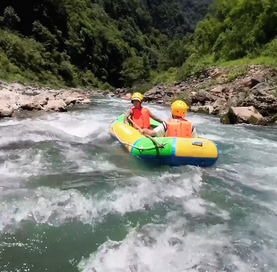 眼睛看得到的清澈，伸手摸得到的清凉，快来阿依河感受这份透心爽！#夏日出逃指南 #阿依河漂流