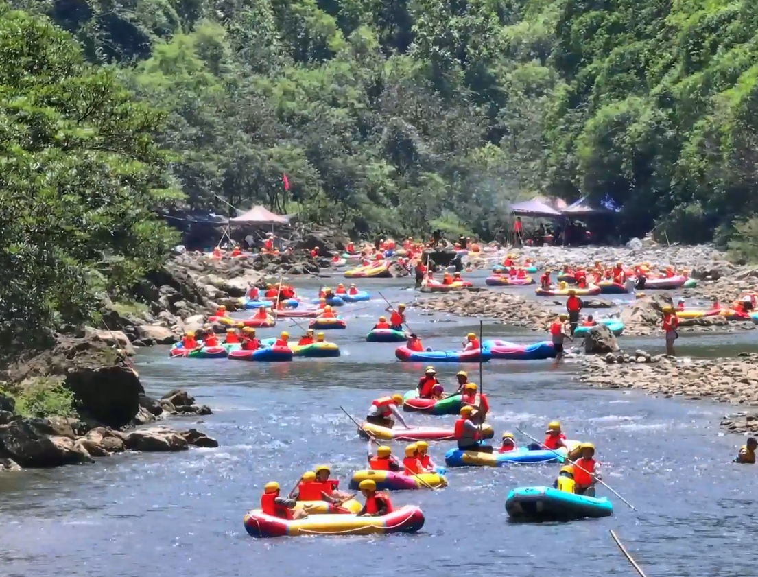 阿依河漂流冲浪花，苗迪电音嗨到炸！白天疯玩，夜晚续摊，快乐直接拉满！#阿依河漂流#阿依河电音漂流节#很哇塞的周末#夏日出逃好去处#重庆人玩水已经进化成这样了