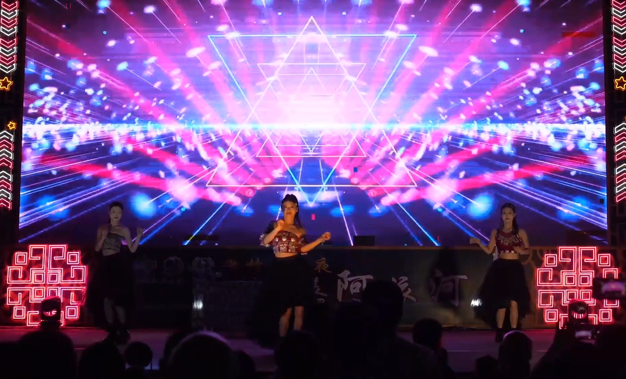 阿依河苗迪夜！热舞银饰摇，泼水乐翻天 这么近，那么美，周末就来阿依河苗迪蹦到美~#阿依河景区#阿依河电音漂流节 #很哇塞的周末#夏日出逃好去处#重庆人玩水已经进化成这样了