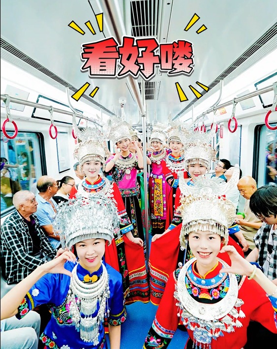 太“靓”了！“渝超”彭水队足球宝贝娇阿依登场，元气加满！＃渝超#阿依河景区#重庆足球#娇阿依