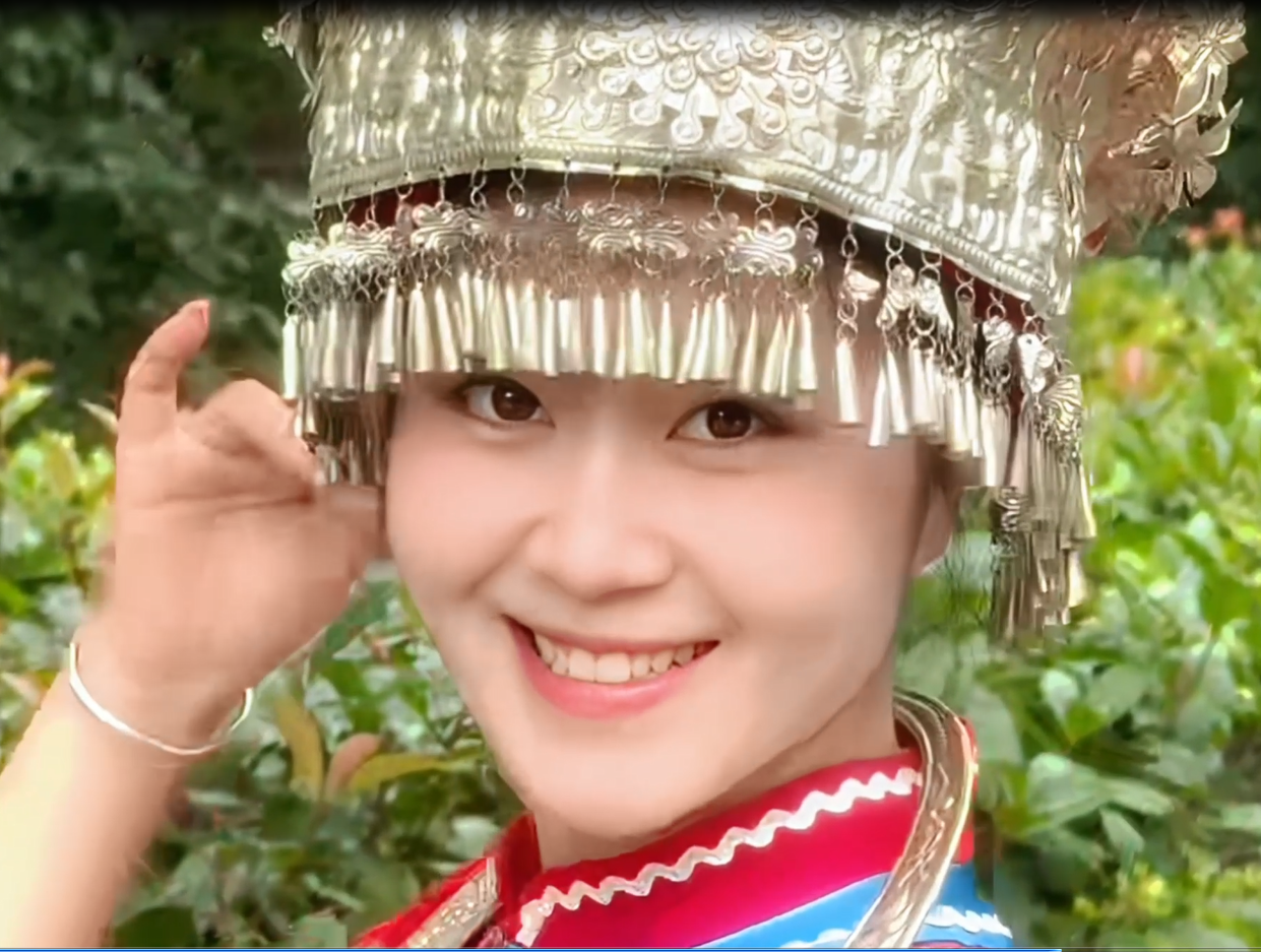 解锁娇阿依变装！银饰碰撞出清脆声响，绣花裙摆随动作轻扬，一秒 get 苗家姑娘的灵动与温婉，美到心巴上啦#阿依河#娇阿依#苗服银饰扮苗妹儿#最美娇阿依苗服变装秀