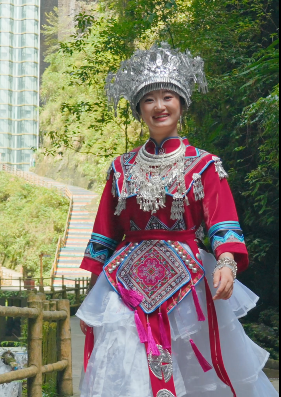 从日常到非遗的蜕变！在阿依河换上苗族盛装，才懂娇阿依的灵动。拦门酒的甜，银饰的亮，都藏在这变装瞬间里。#苗服银饰扮苗妹儿#娇阿依#阿依河景区