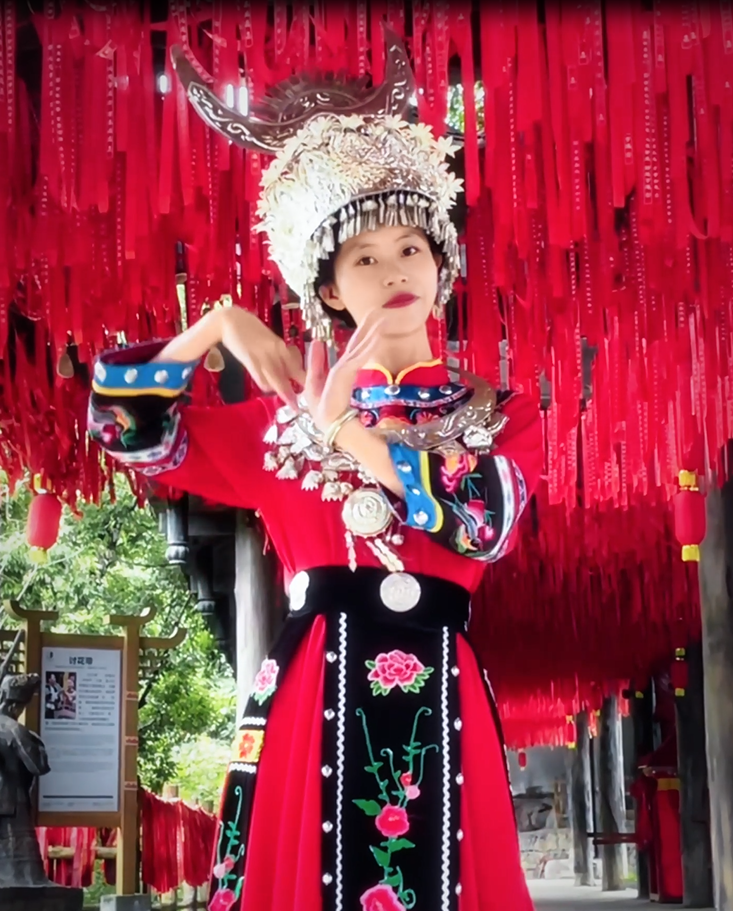 换上娇阿依服饰的瞬间，仿佛踏入苗族秘境～银饰叮咚作响，裙摆摇曳生姿，这才是独有的东方浪漫呀#阿依河#娇阿依#苗服银饰扮苗妹儿#最美娇阿依苗服变装秀