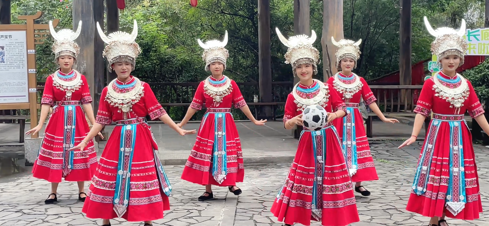 娇阿依来啦！渝超赛场超燃，一起为热爱加油#渝超#渝超联赛#阿依河景区#足球#娇阿依