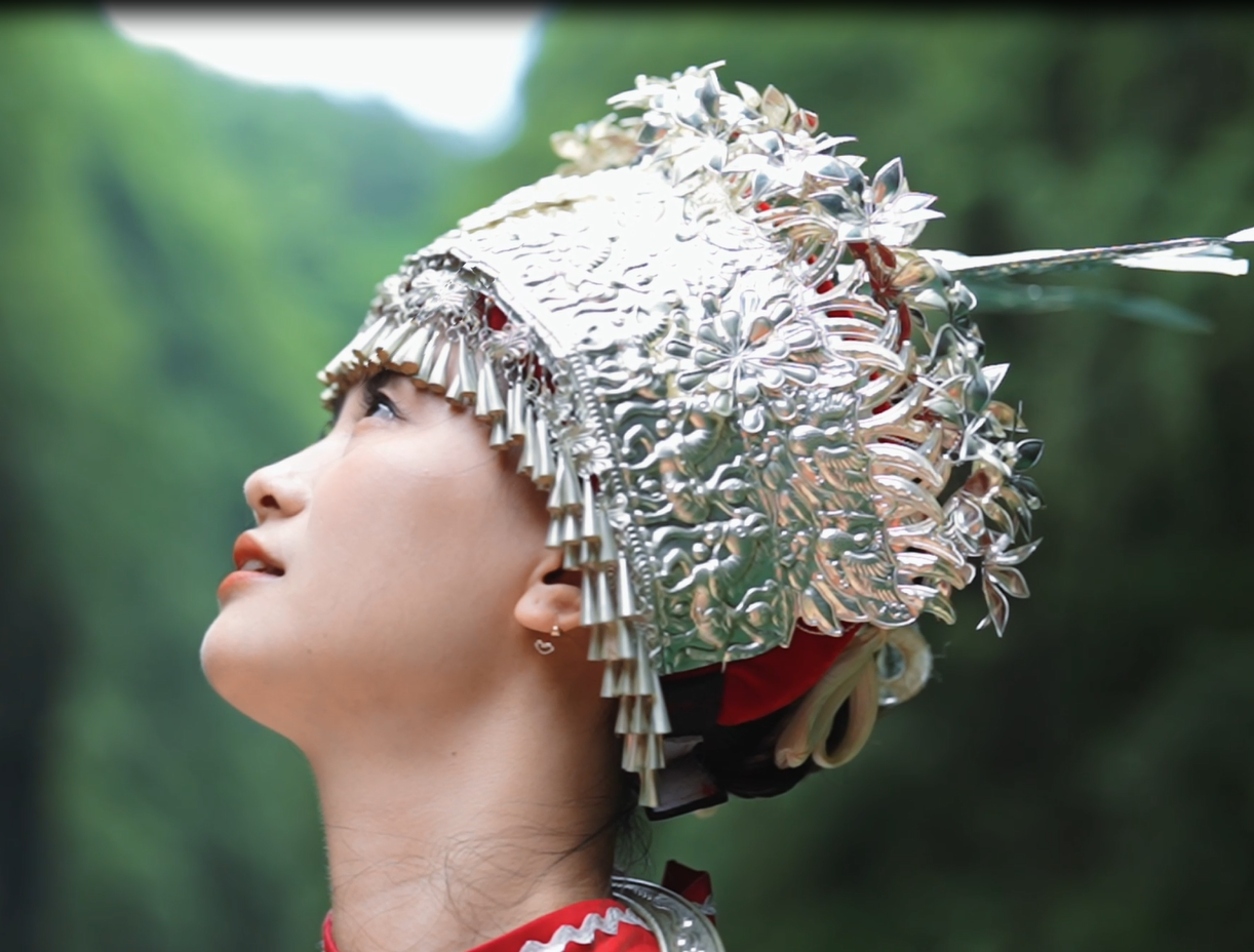 “秋之韵・最美娇阿依苗服变装秀” 开启！穿苗服拍短视频 / 图文，@阿依河景区蓝 V，周评 “最美娇阿依” ，免费畅玩阿依河，速参与～#阿依河#娇阿依#苗服银饰扮苗妹儿妹#最美娇阿依苗服变装秀