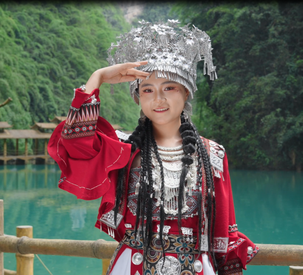 娇阿依变装挑战！无需滤镜，阿依河的山水就是最好背景。银饰的脆响，苗绣的精美，这波文化魅力我先冲了#苗服银饰扮苗妹儿#娇阿依#阿依河景区