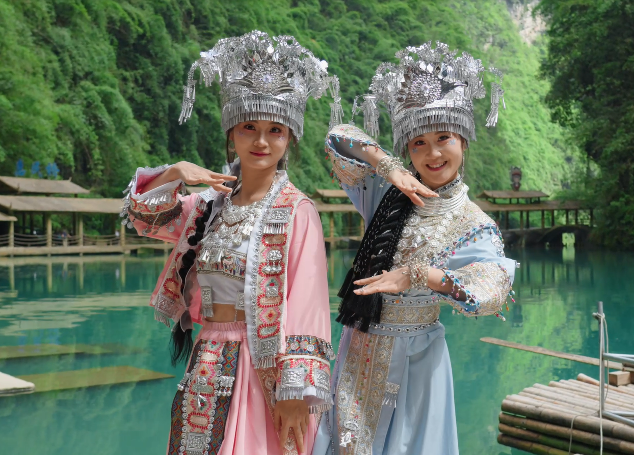 阿依河的娇阿依上线啦～ 银饰叮当，笑容暖阳，谁懂这种沉浸式变装的快乐！快来这里，解锁你的苗族限定皮肤！#苗服银饰扮苗妹儿#娇阿依#阿依河景区