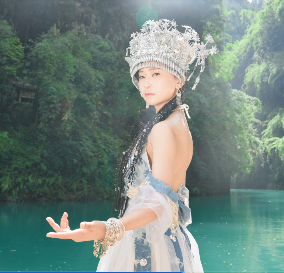 苗绣绣山川，银饰响千年！换上这身 “无字史书” 般的盛装，秒变阿依河畔的娇阿依。原来美丽，真的能承载文化重量～#苗服银饰扮苗妹儿#娇阿依#阿依河景区