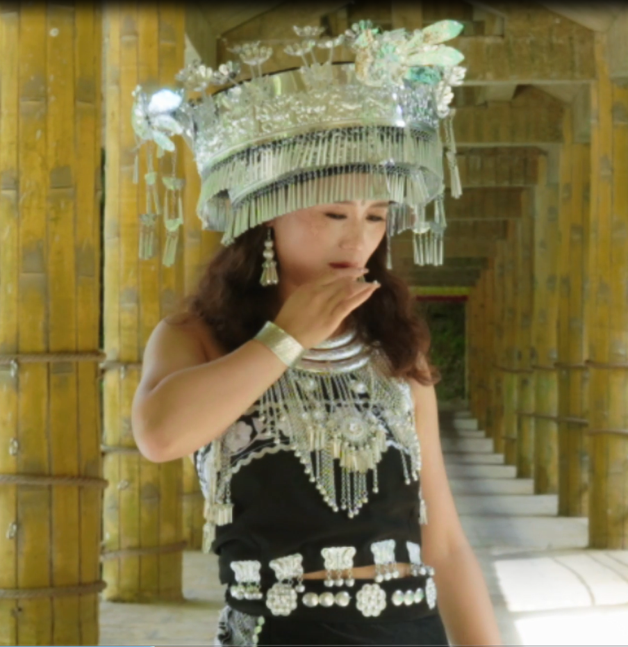 化身歌里的娇阿依！彩裙飘飞映碧水，银冠摇光衬青山。在阿依河的画卷里，每一次转身都是与美好撞个满怀。#苗服银饰扮苗妹儿#娇阿依#阿依河景区