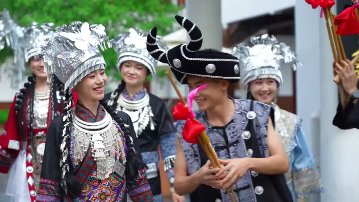 苗族 “讨花带” 是苗族青年男女自由恋爱的一种传统习俗，在阿依河的青山碧水间，感受苗族最浪漫的告白。当芦笙响起，勇敢的少年用舞步传递心意，你是否愿意为他织一条花带？#苗服银饰扮苗妹儿#娇阿依#阿依河景区