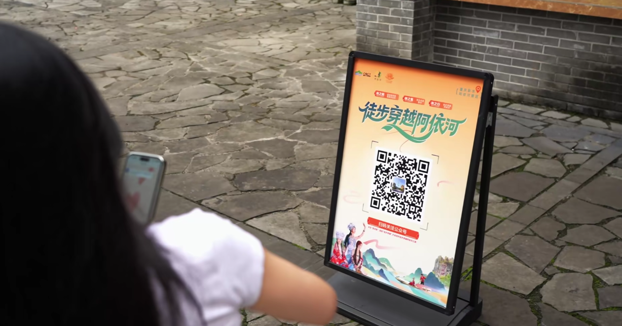 徒步穿行阿依河，秋色扑面，苗歌绕耳，一场山水与风情的对话正等你开启。#徒步穿越阿依河#娇阿依#阿依河景区