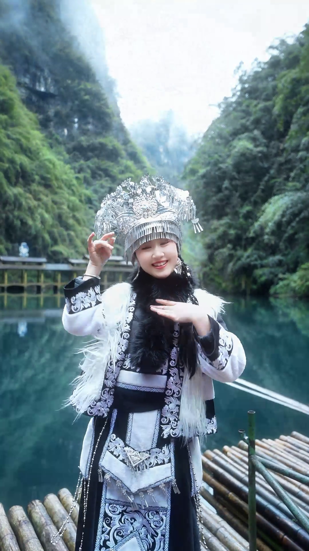 来阿依河，不止看山看水！和阿妹一起跳起来，把快乐种在青山碧水间。#阿依河#娇阿依#苗族